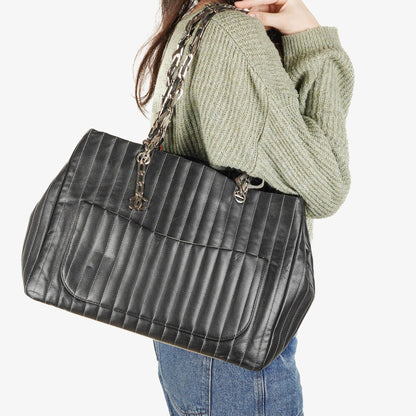 Chanel Mademoiselle Tote-Tasche Groß Schwarz Lammleder Steppung Vertikal