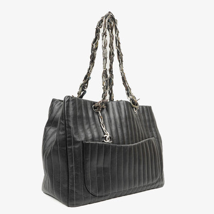 Chanel Mademoiselle Tote-Tasche Groß Schwarz Lammleder Steppung Vertikal