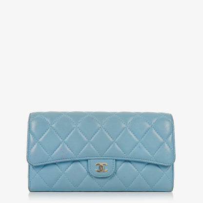 Chanel Große Flap Geldbörse aus hellblauem gestepptem Lammleder