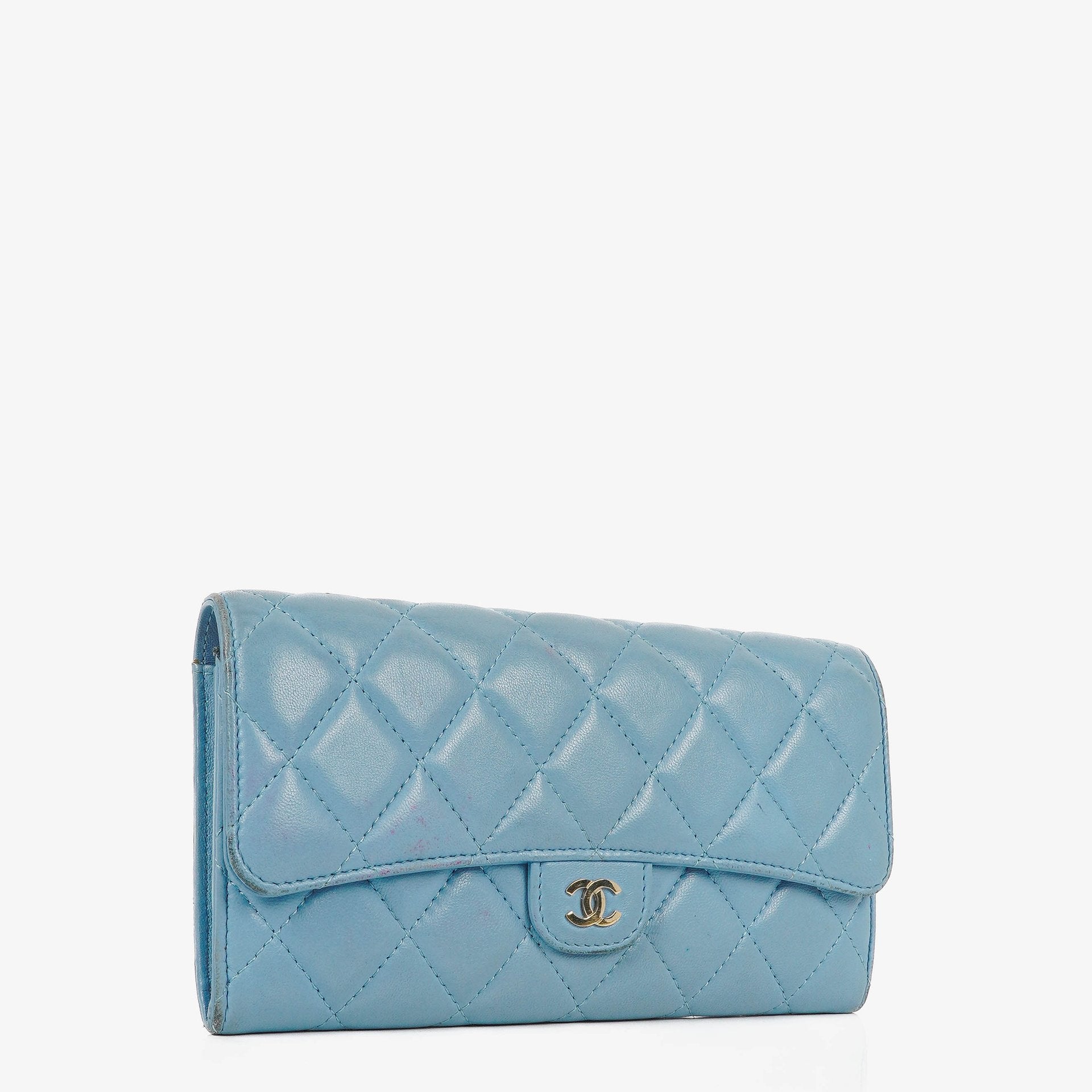 Chanel Große Flap Geldbörse aus hellblauem gestepptem Lammleder