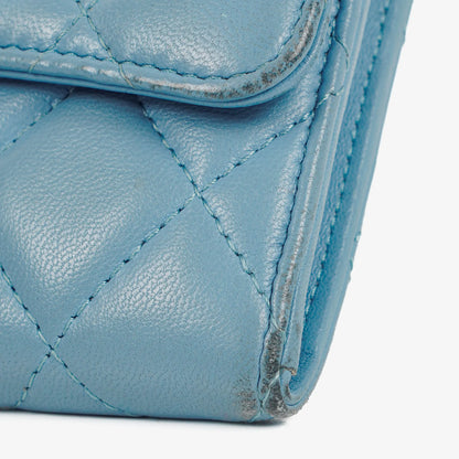 Chanel Große Flap Geldbörse aus hellblauem gestepptem Lammleder