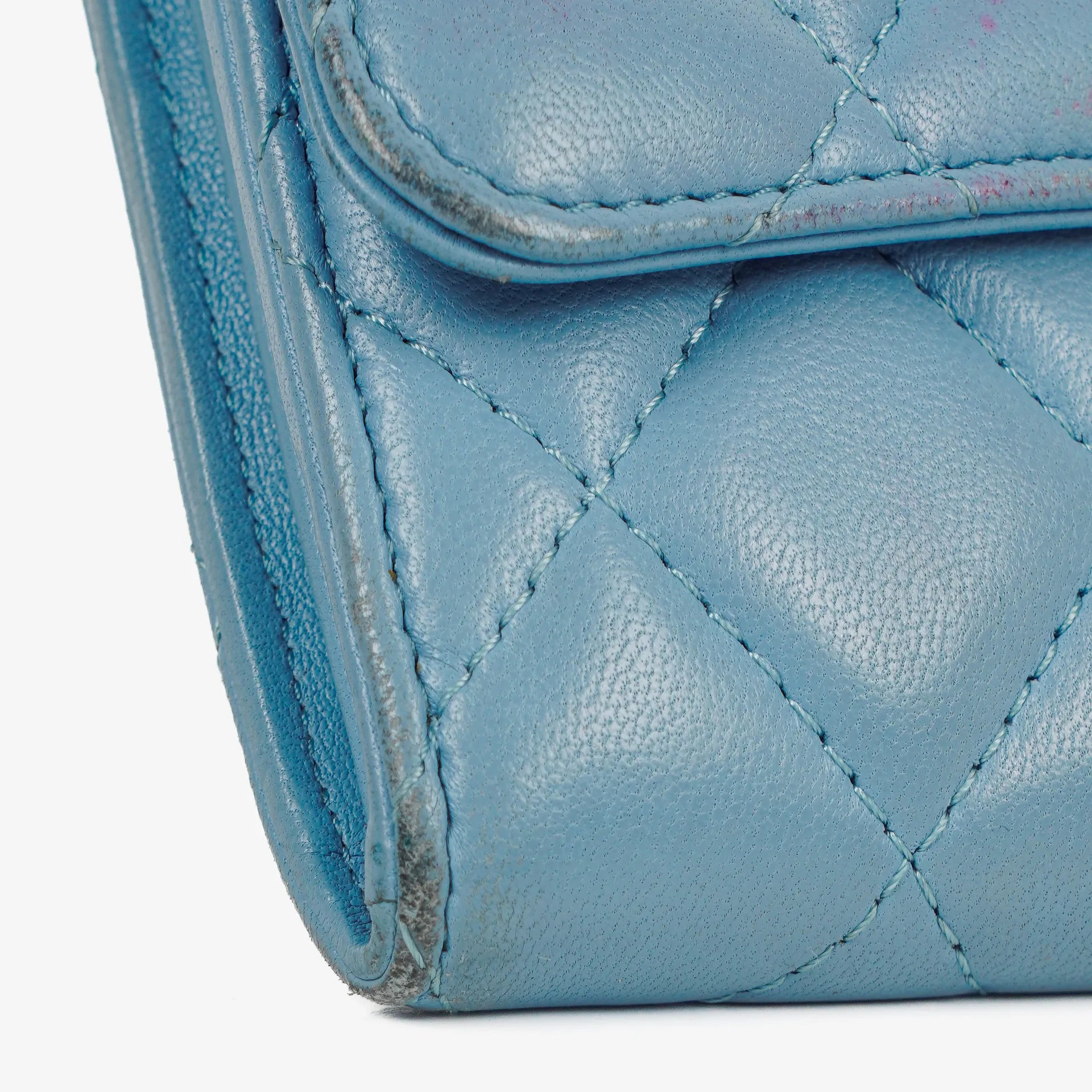 Chanel Große Flap Geldbörse aus hellblauem gestepptem Lammleder