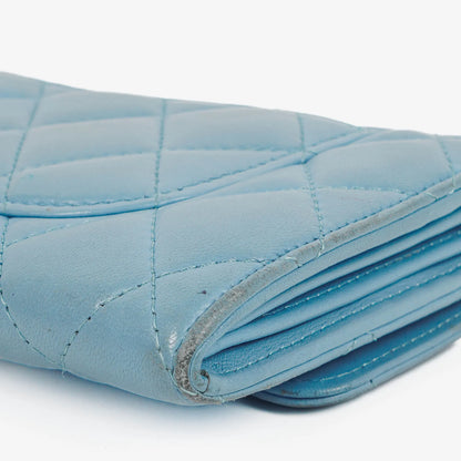Chanel Große Flap Geldbörse aus hellblauem gestepptem Lammleder