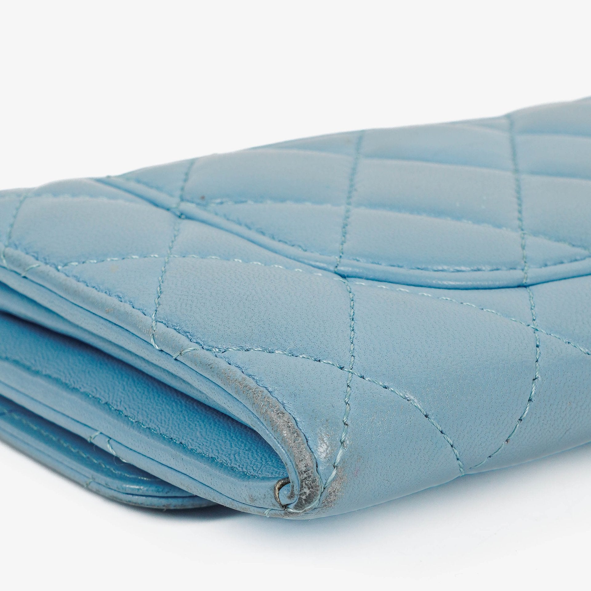 Chanel Große Flap Geldbörse aus hellblauem gestepptem Lammleder