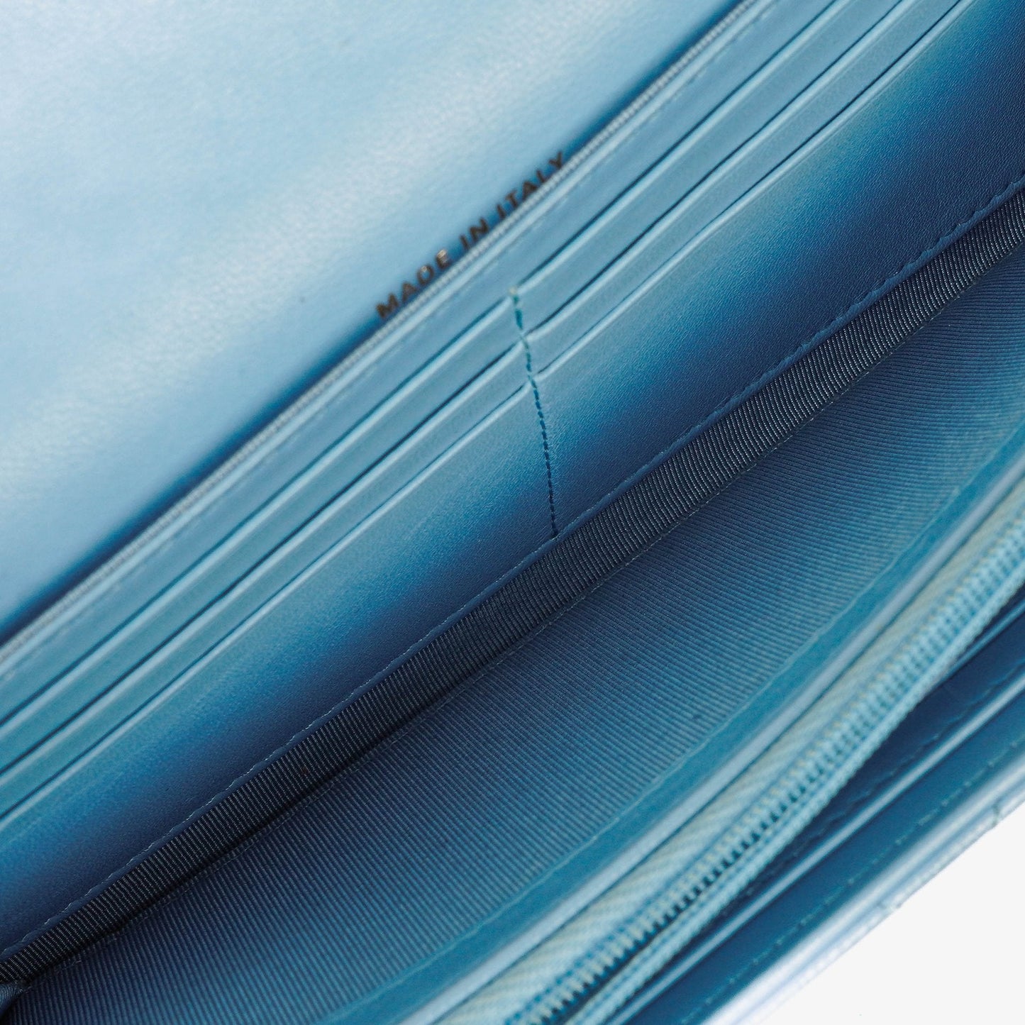 Chanel Große Flap Geldbörse aus hellblauem gestepptem Lammleder