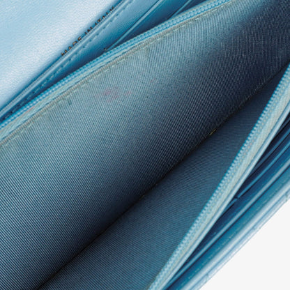 Chanel Große Flap Geldbörse aus hellblauem gestepptem Lammleder