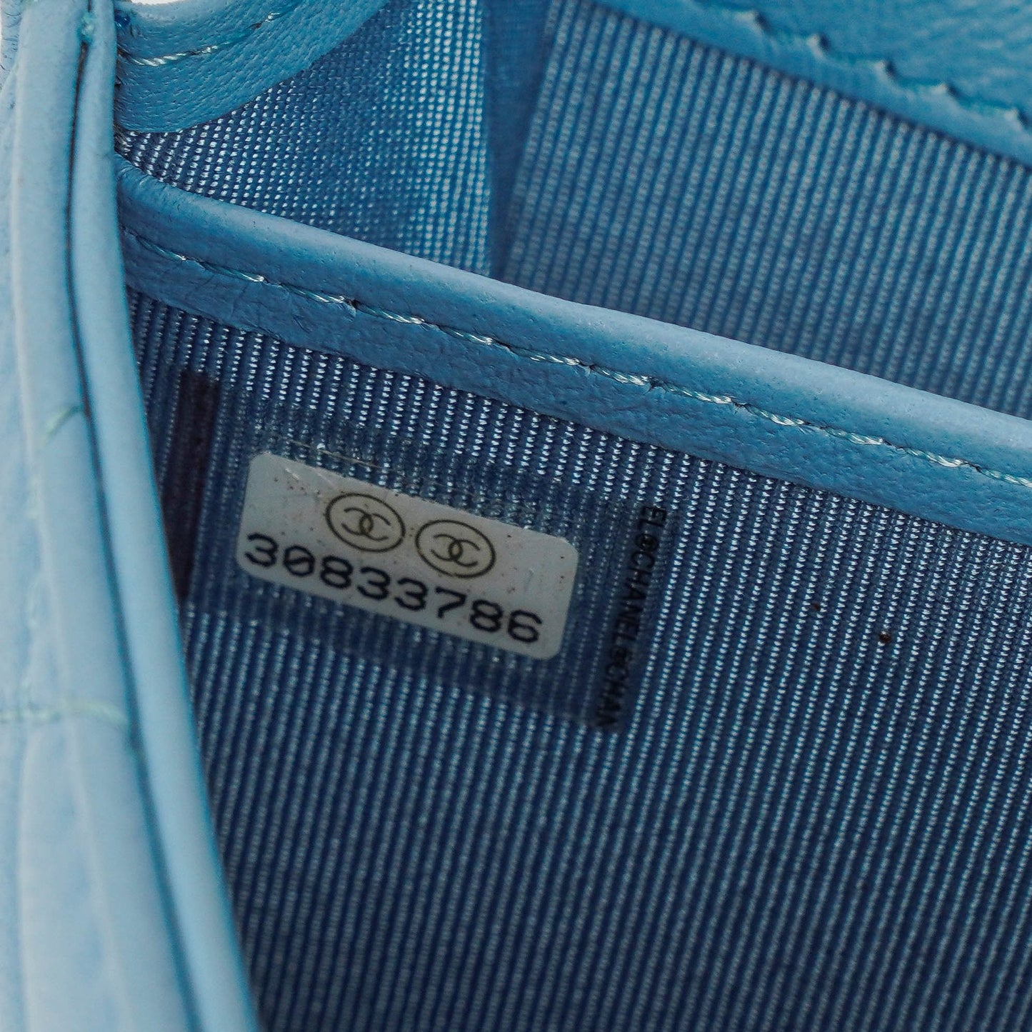 Chanel Große Flap Geldbörse aus hellblauem gestepptem Lammleder