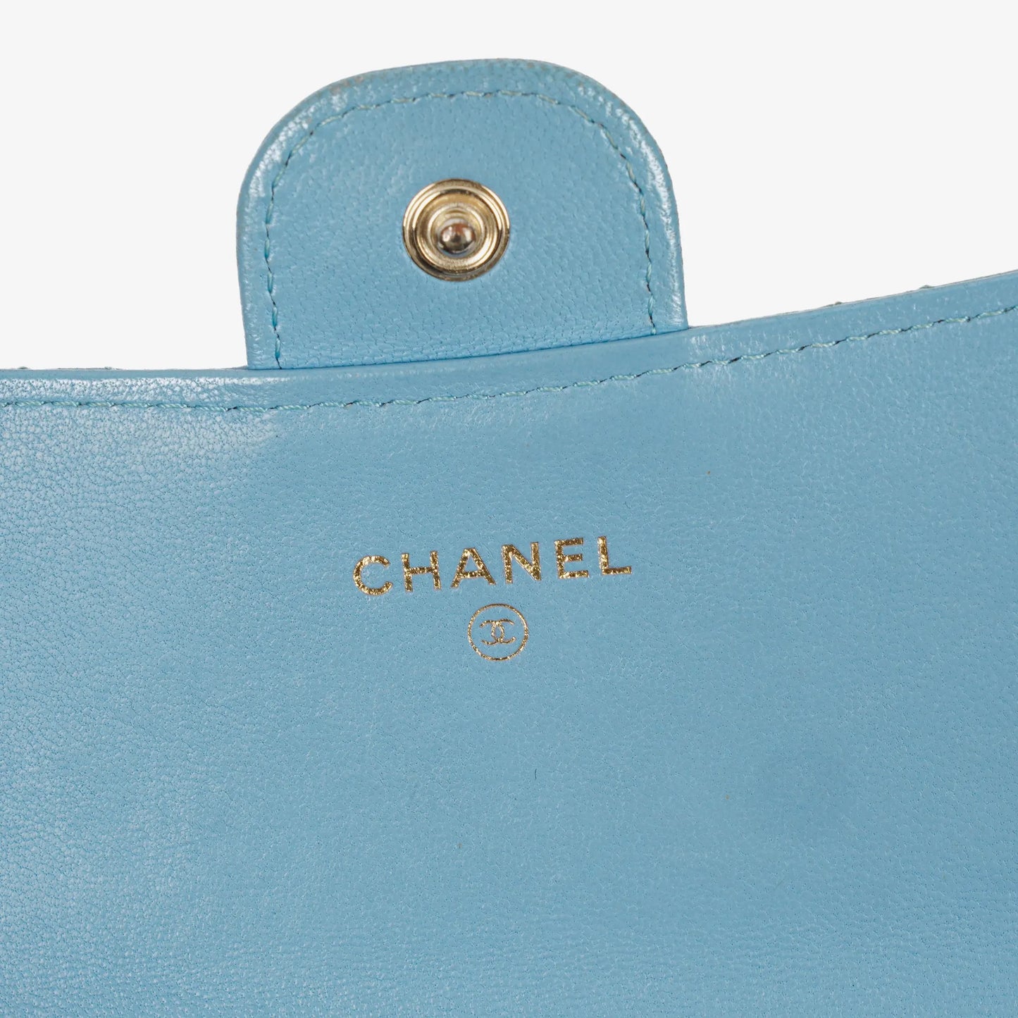 Chanel Große Flap Geldbörse aus hellblauem gestepptem Lammleder