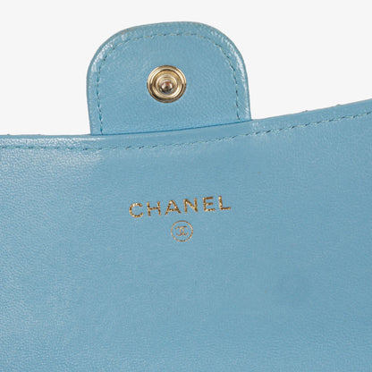 Chanel Große Flap Geldbörse aus hellblauem gestepptem Lammleder