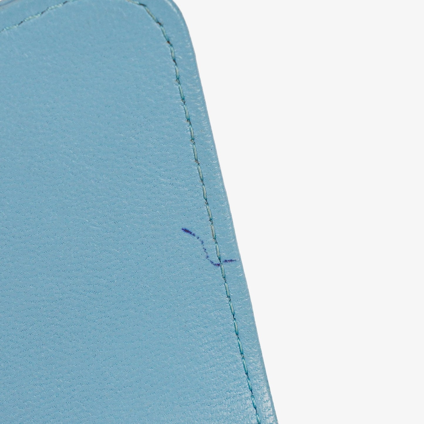 Chanel Große Flap Geldbörse aus hellblauem gestepptem Lammleder