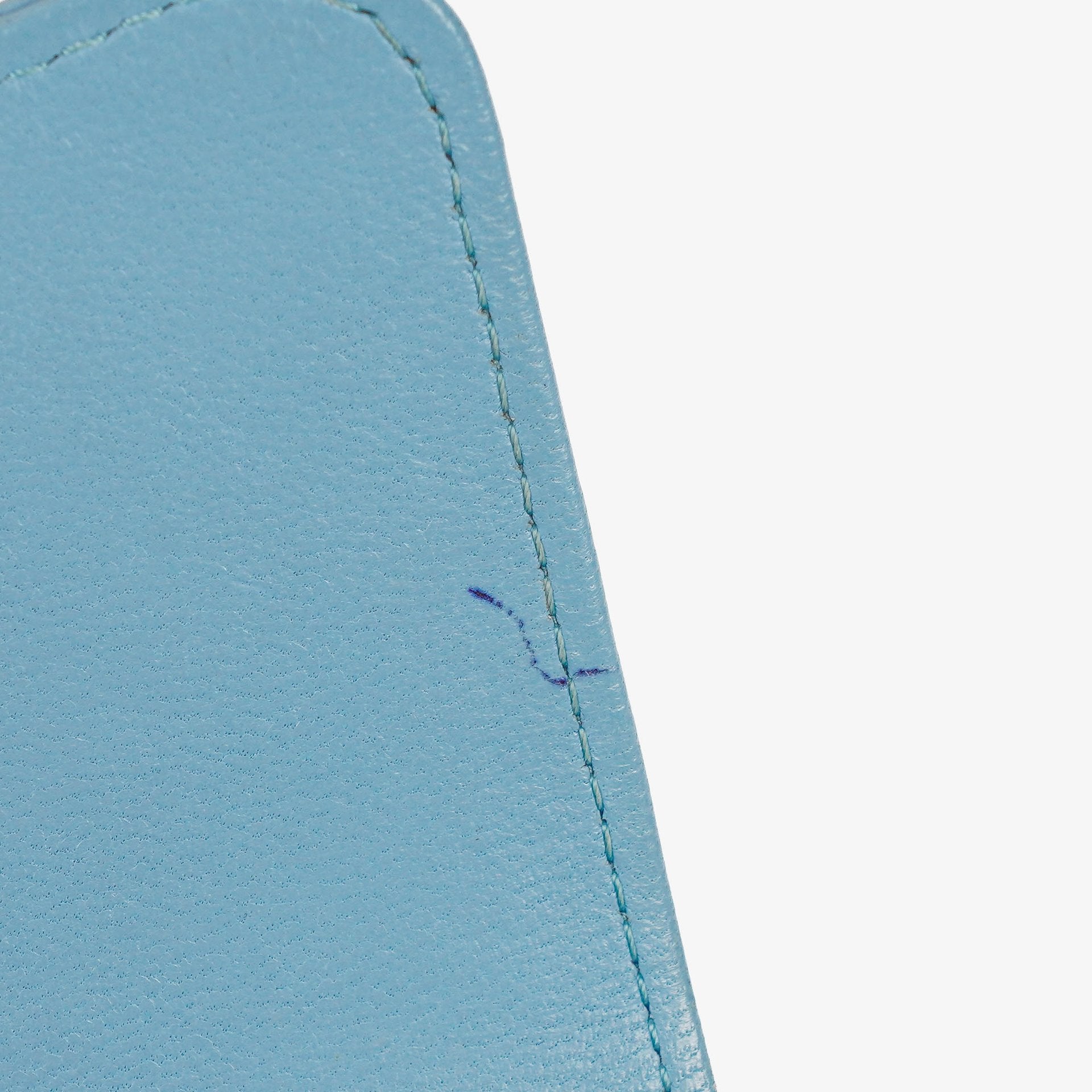 Chanel Große Flap Geldbörse aus hellblauem gestepptem Lammleder