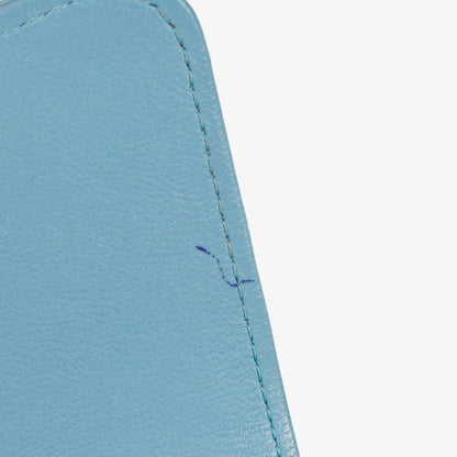 Chanel Große Flap Geldbörse aus hellblauem gestepptem Lammleder
