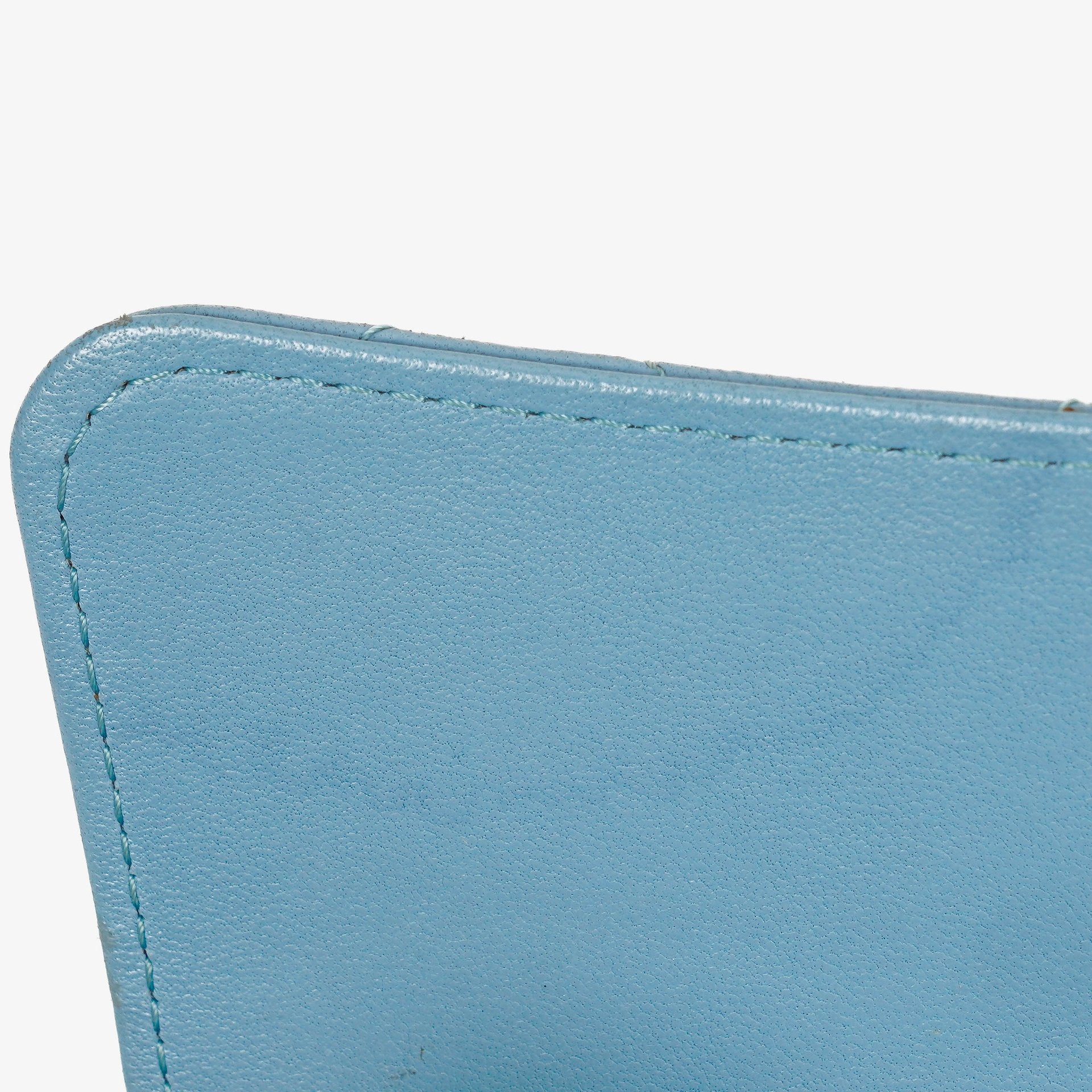 Chanel Große Flap Geldbörse aus hellblauem gestepptem Lammleder