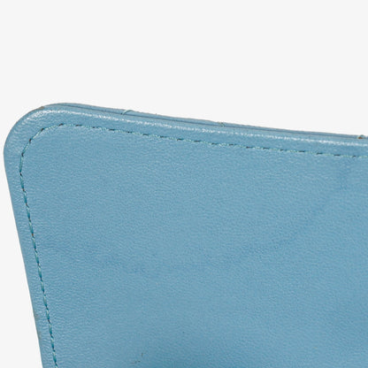 Chanel Große Flap Geldbörse aus hellblauem gestepptem Lammleder