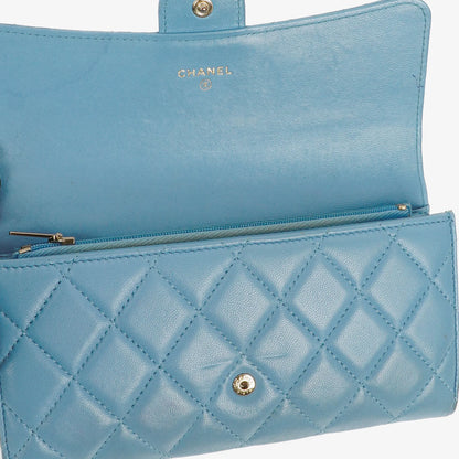 Chanel Große Flap Geldbörse aus hellblauem gestepptem Lammleder
