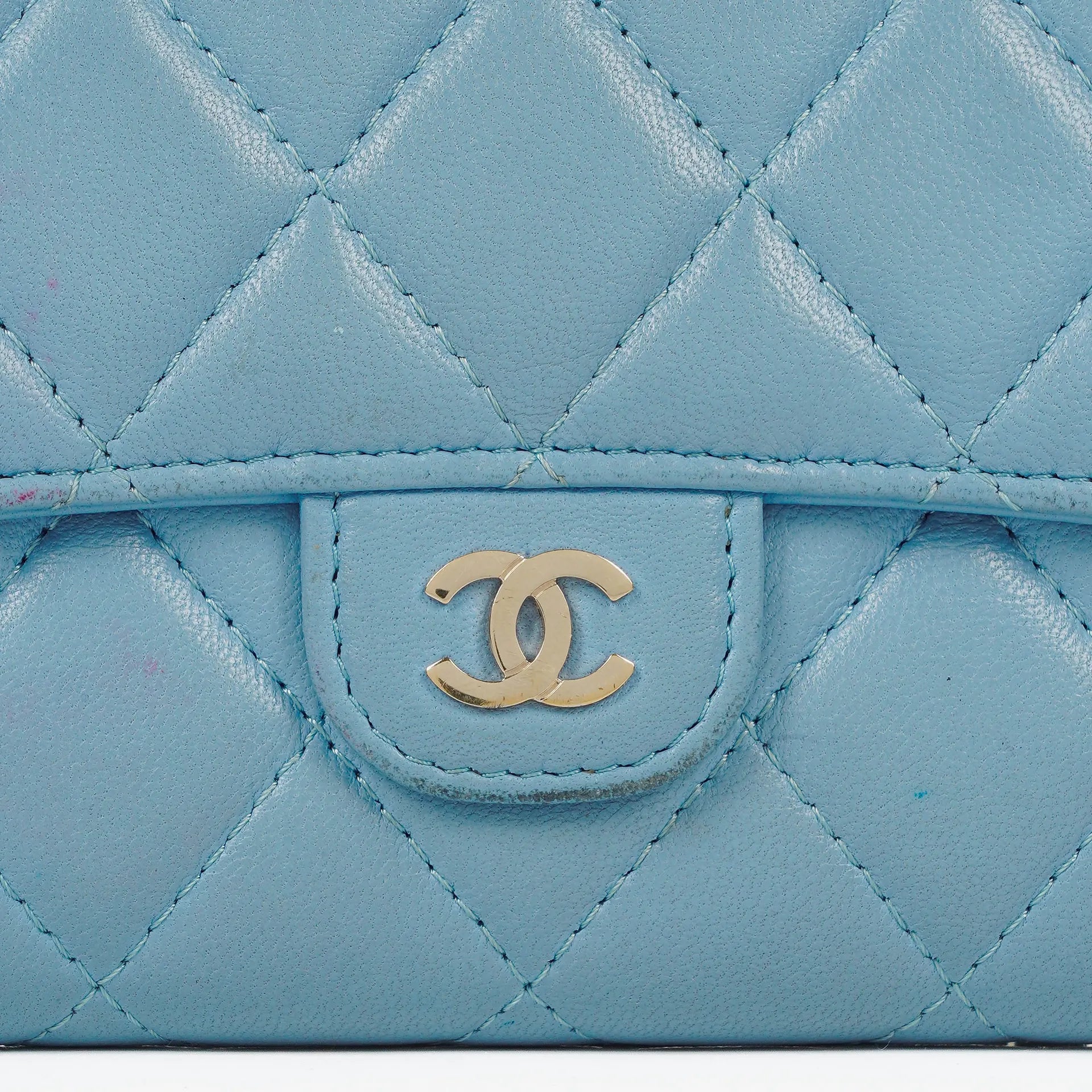 Chanel Große Flap Geldbörse aus hellblauem gestepptem Lammleder