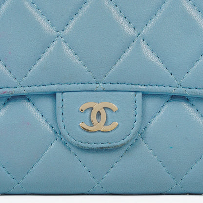Chanel Große Flap Geldbörse aus hellblauem gestepptem Lammleder