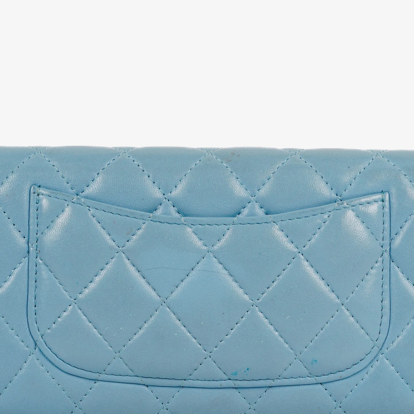 Chanel Große Flap Geldbörse aus hellblauem gestepptem Lammleder