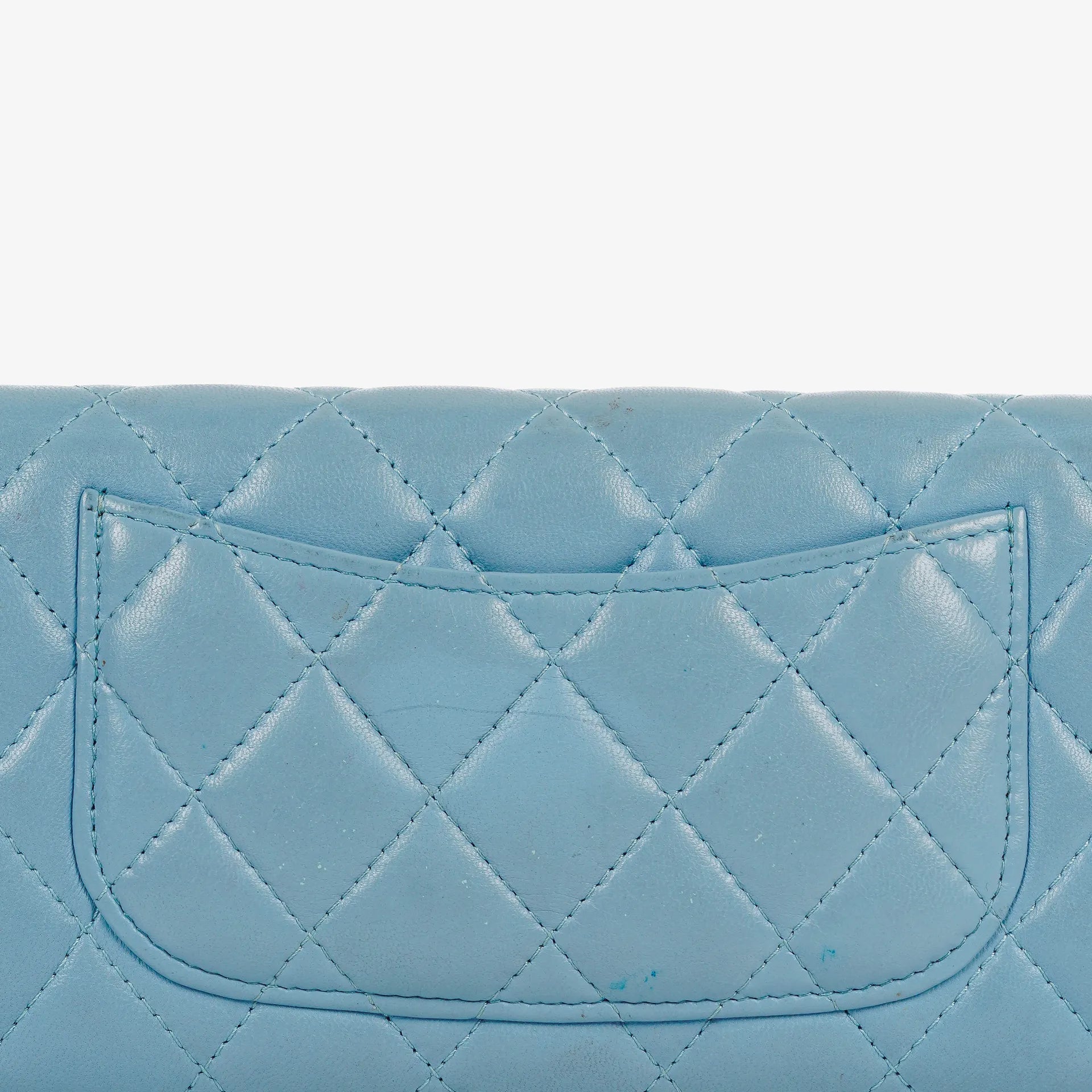 Chanel Große Flap Geldbörse aus hellblauem gestepptem Lammleder