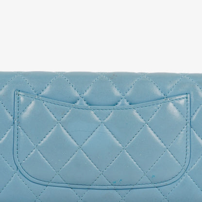 Chanel Große Flap Geldbörse aus hellblauem gestepptem Lammleder