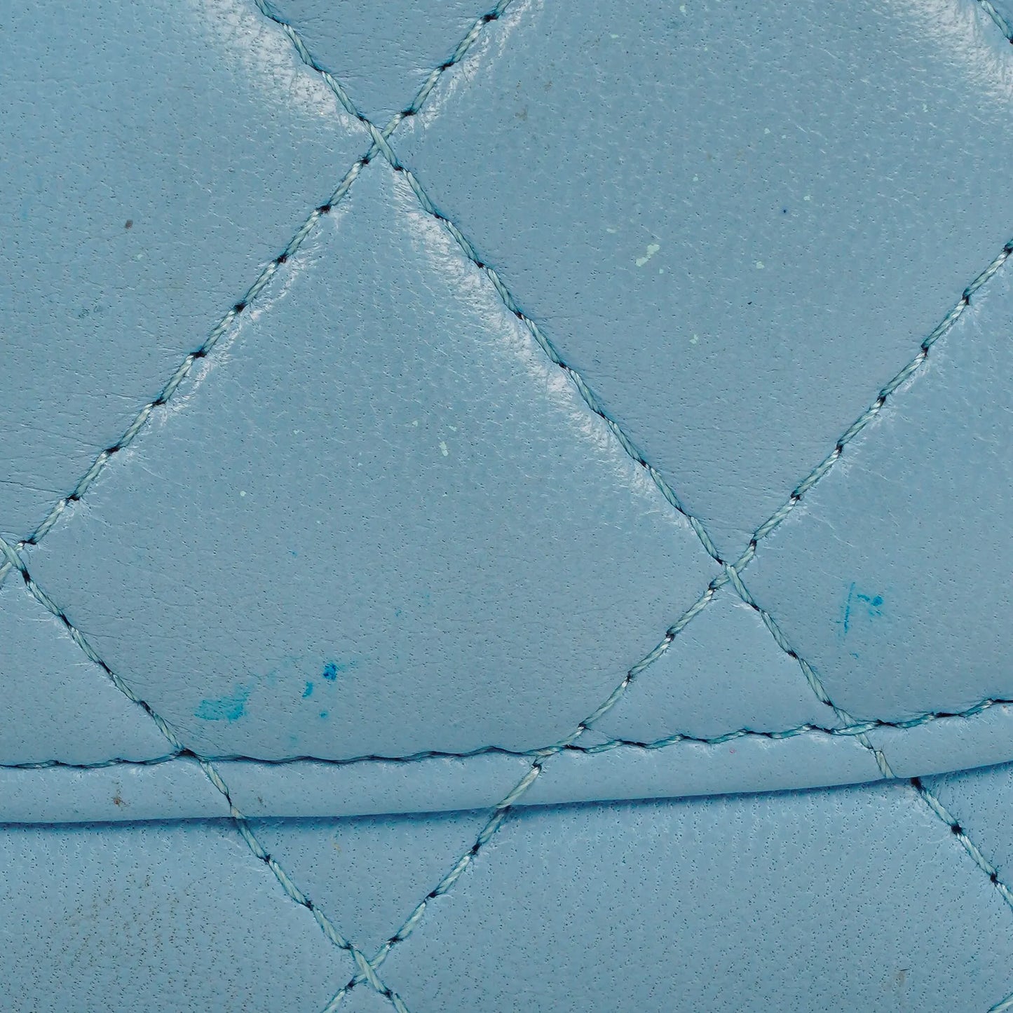 Chanel Große Flap Geldbörse aus hellblauem gestepptem Lammleder