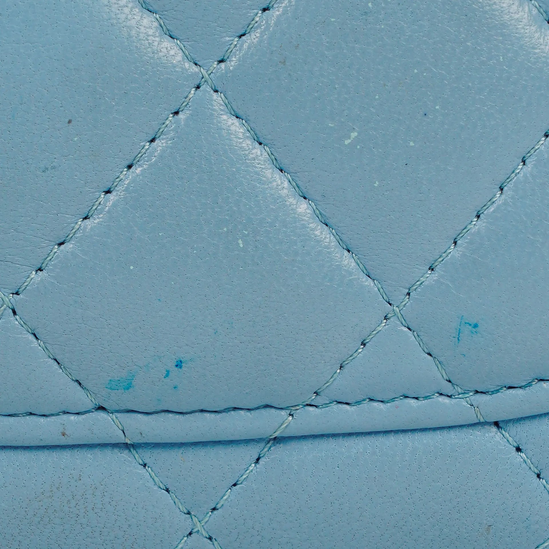Chanel Große Flap Geldbörse aus hellblauem gestepptem Lammleder