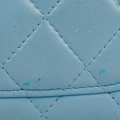 Chanel Große Flap Geldbörse aus hellblauem gestepptem Lammleder
