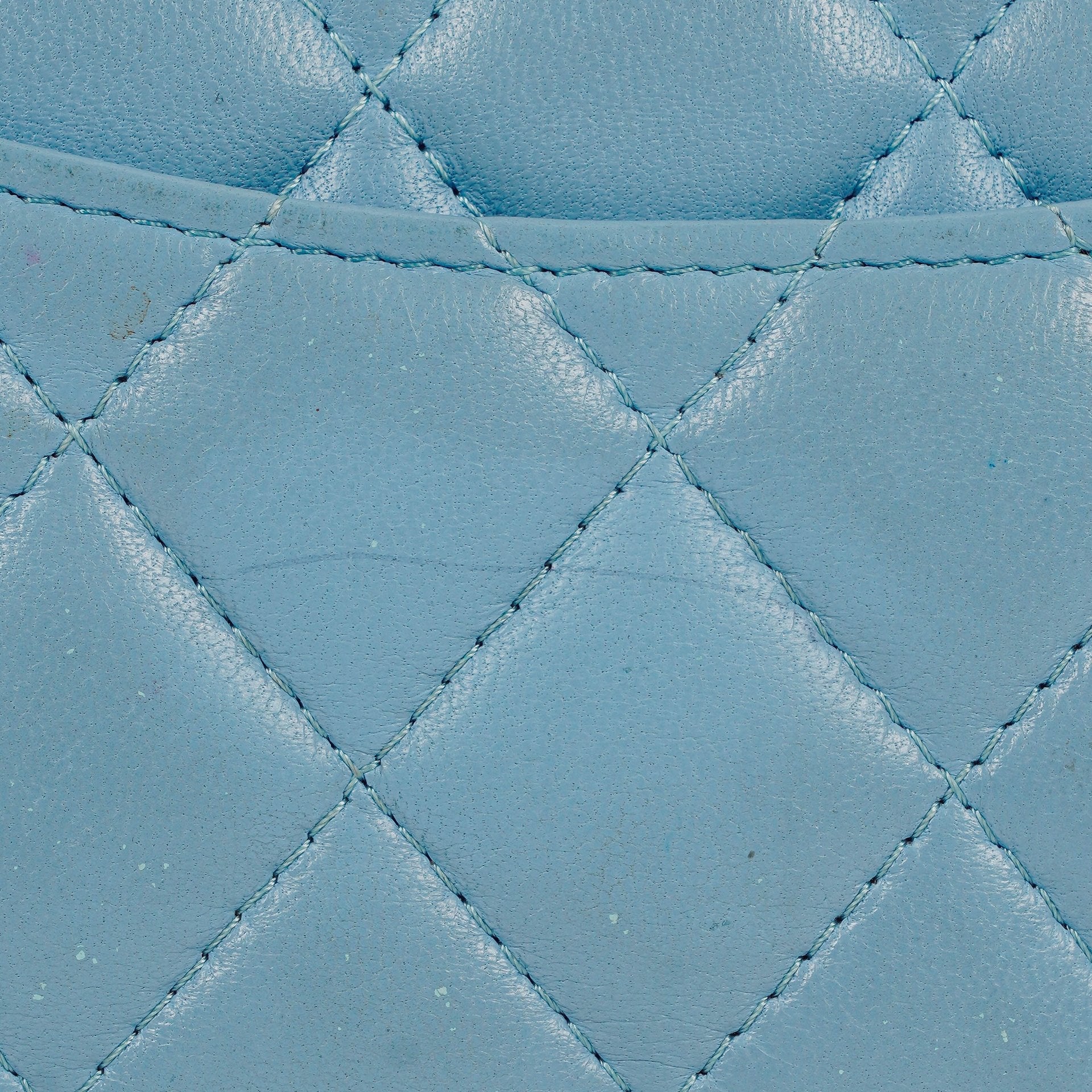 Chanel Große Flap Geldbörse aus hellblauem gestepptem Lammleder