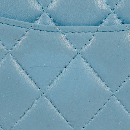 Chanel Große Flap Geldbörse aus hellblauem gestepptem Lammleder