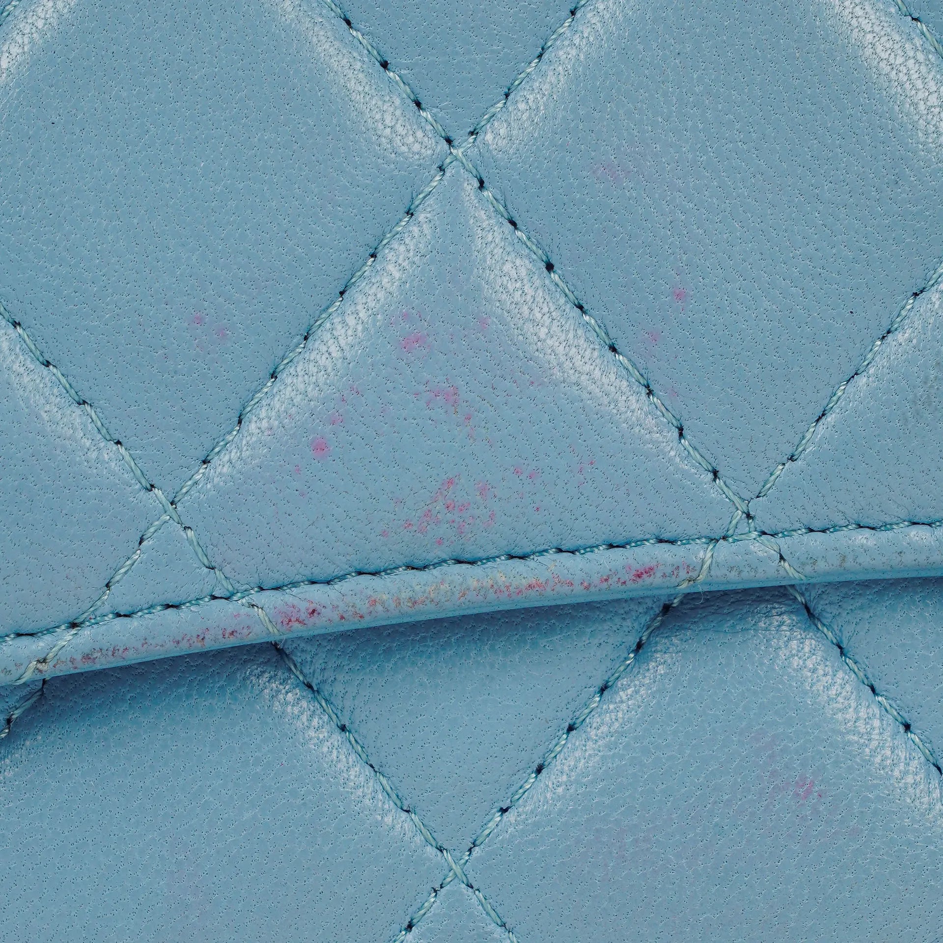 Chanel Große Flap Geldbörse aus hellblauem gestepptem Lammleder