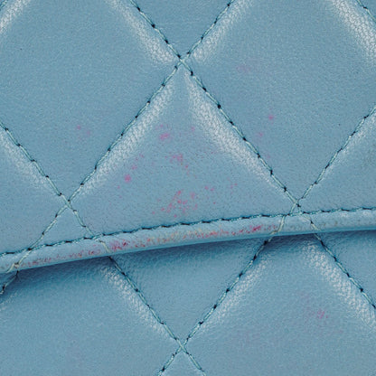 Chanel Große Flap Geldbörse aus hellblauem gestepptem Lammleder