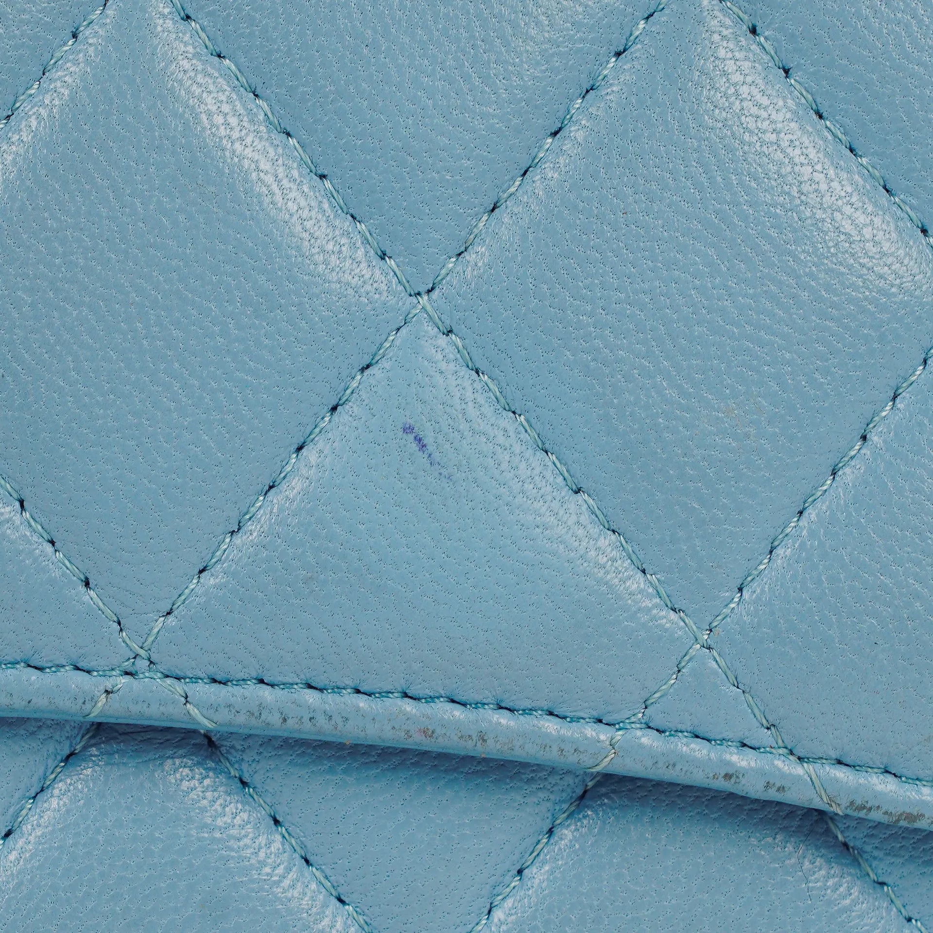 Chanel Große Flap Geldbörse aus hellblauem gestepptem Lammleder