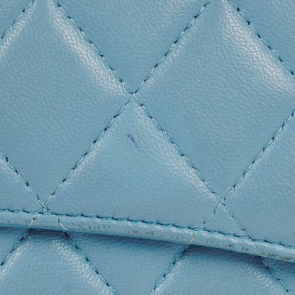 Chanel Große Flap Geldbörse aus hellblauem gestepptem Lammleder
