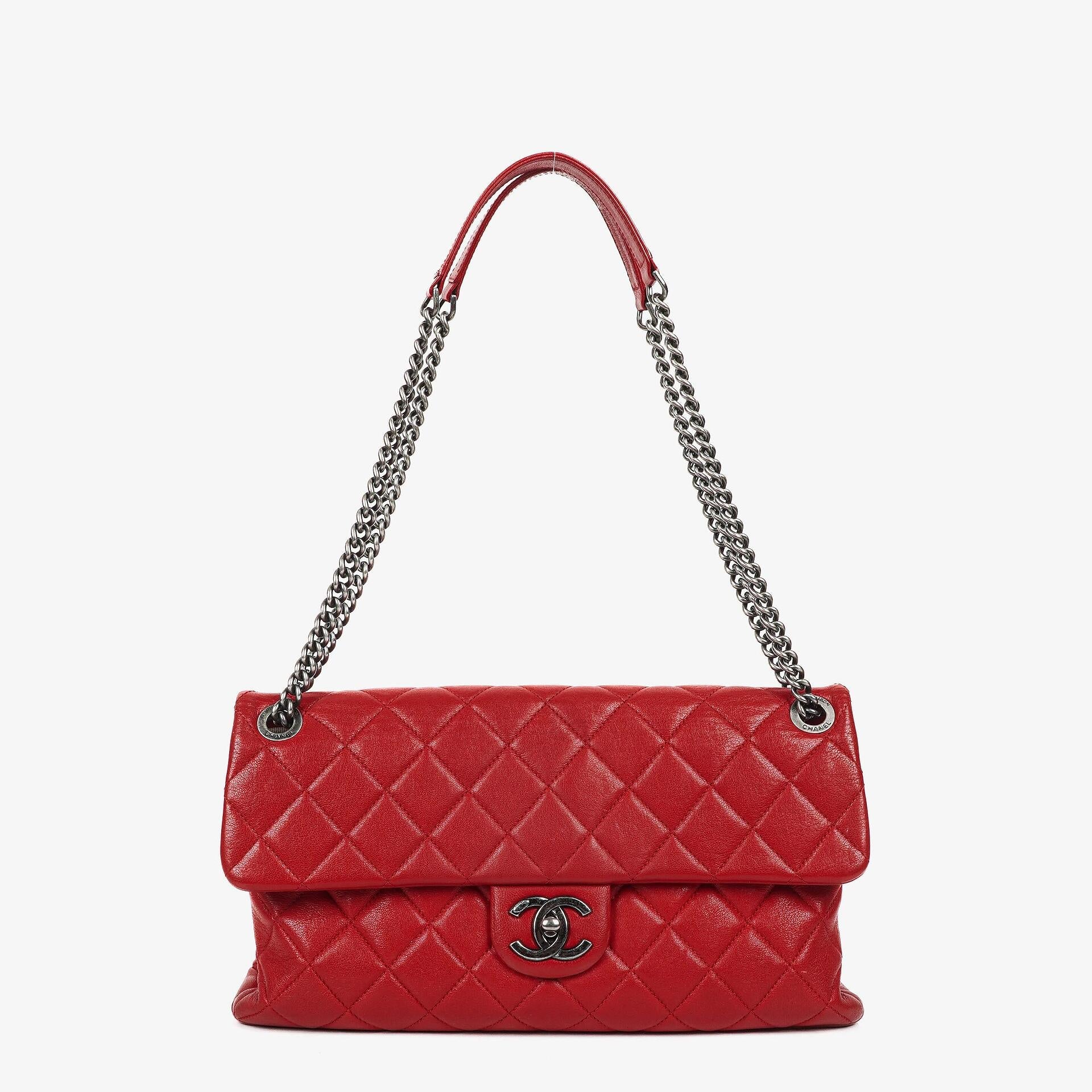 CHANEL Große Simply CC Rue Cambon Klappentasche aus rotem glänzendem Kalbsleder
