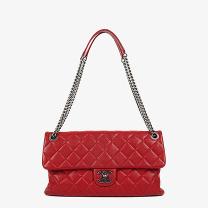 CHANEL Große Simply CC Rue Cambon Klappentasche aus rotem glänzendem Kalbsleder