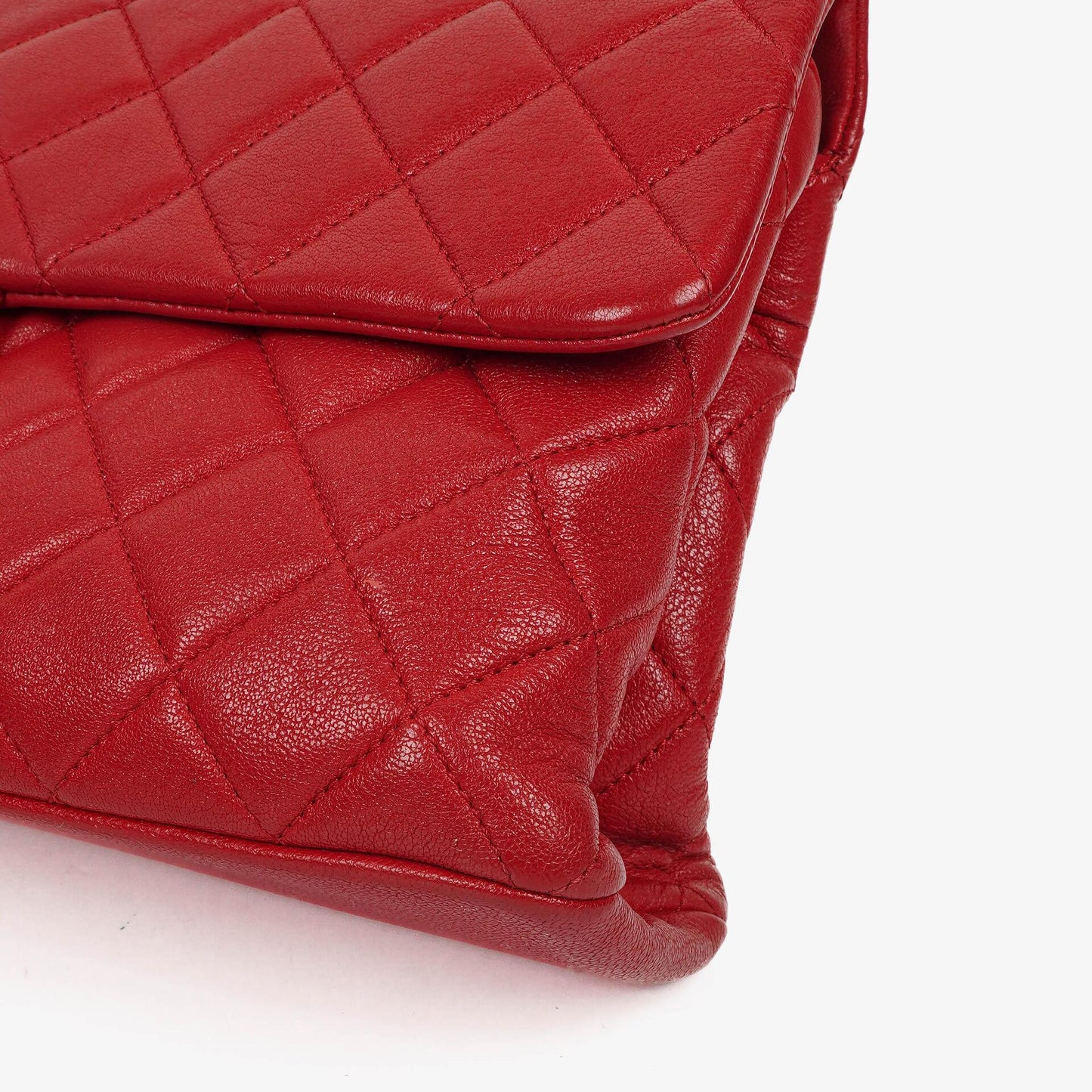 CHANEL Große Simply CC Rue Cambon Klappentasche aus rotem glänzendem Kalbsleder
