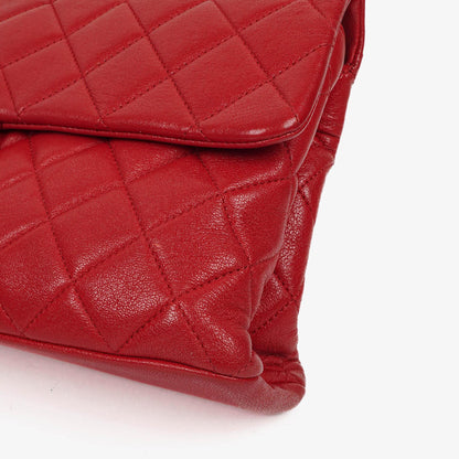 CHANEL Große Simply CC Rue Cambon Klappentasche aus rotem glänzendem Kalbsleder