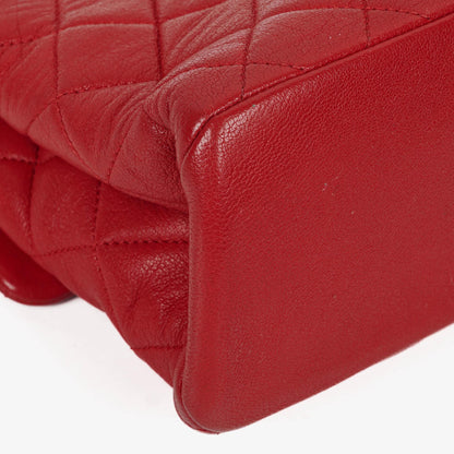 CHANEL Große Simply CC Rue Cambon Klappentasche aus rotem glänzendem Kalbsleder