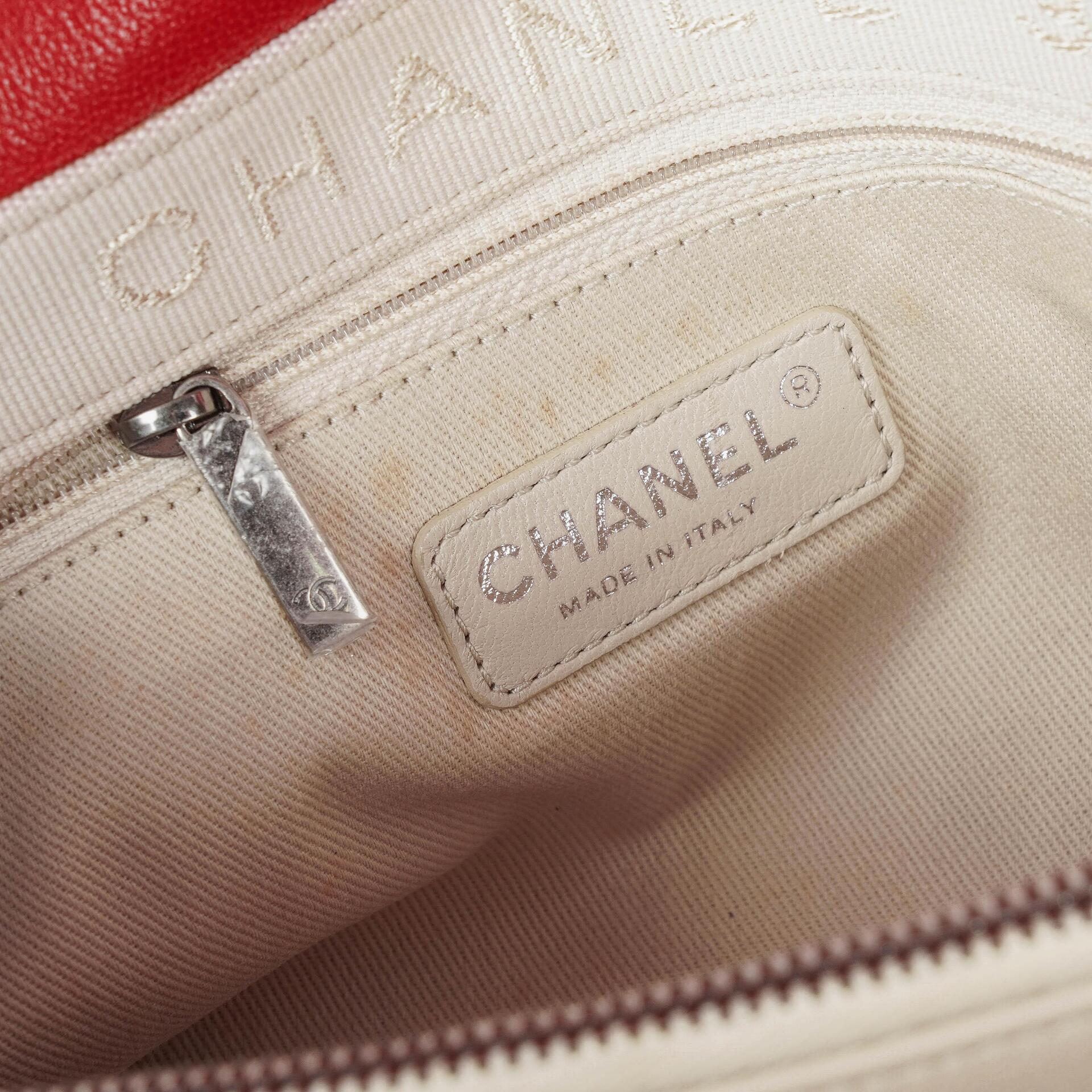 CHANEL Große Simply CC Rue Cambon Klappentasche aus rotem glänzendem Kalbsleder