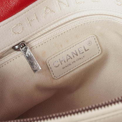 CHANEL Große Simply CC Rue Cambon Klappentasche aus rotem glänzendem Kalbsleder