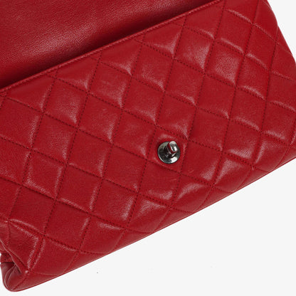 CHANEL Große Simply CC Rue Cambon Klappentasche aus rotem glänzendem Kalbsleder