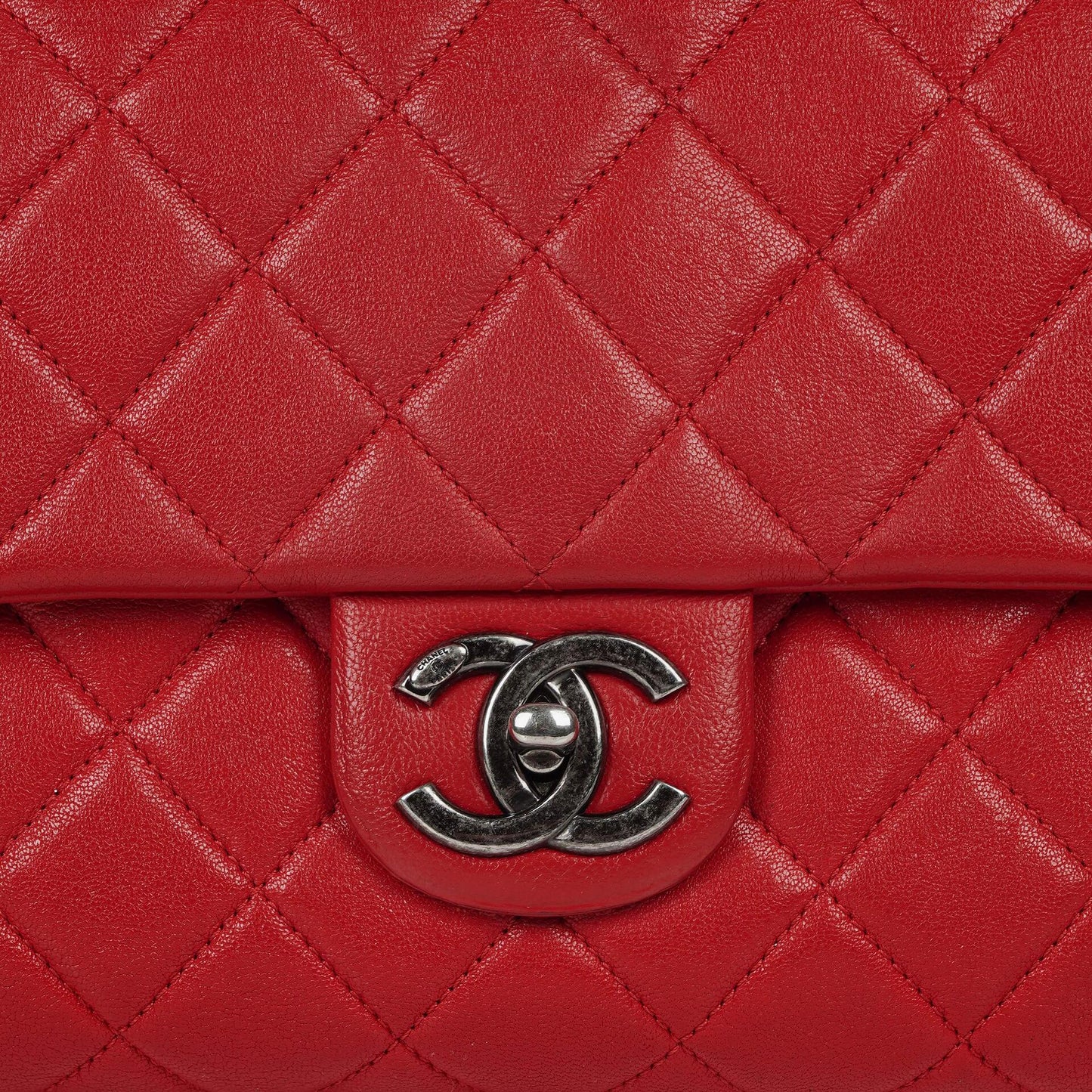 CHANEL Große Simply CC Rue Cambon Klappentasche aus rotem glänzendem Kalbsleder