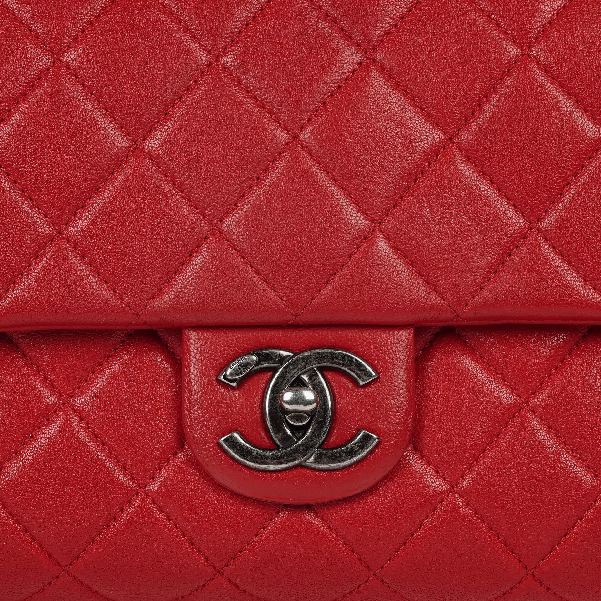 CHANEL Große Simply CC Rue Cambon Klappentasche aus rotem glänzendem Kalbsleder