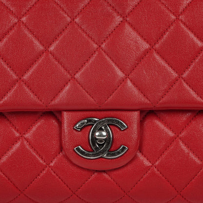 CHANEL Große Simply CC Rue Cambon Klappentasche aus rotem glänzendem Kalbsleder