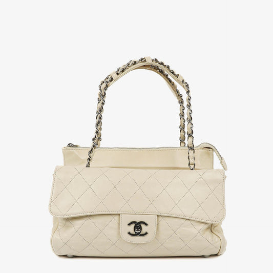 Chanel Schultertasche aus Leder mit Klappe