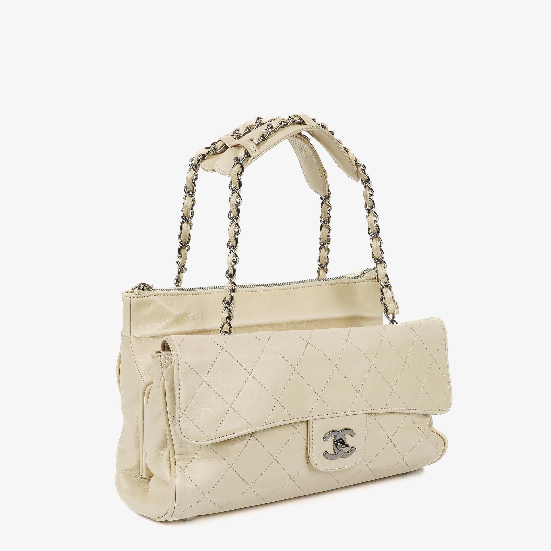 Chanel Schultertasche aus Leder mit Klappe