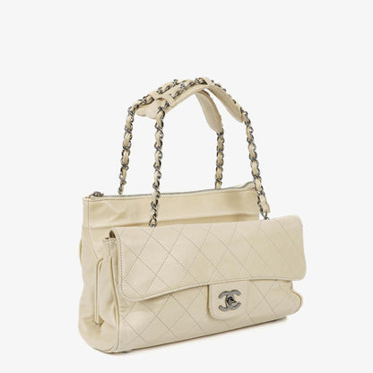 Chanel Schultertasche aus Leder mit Klappe