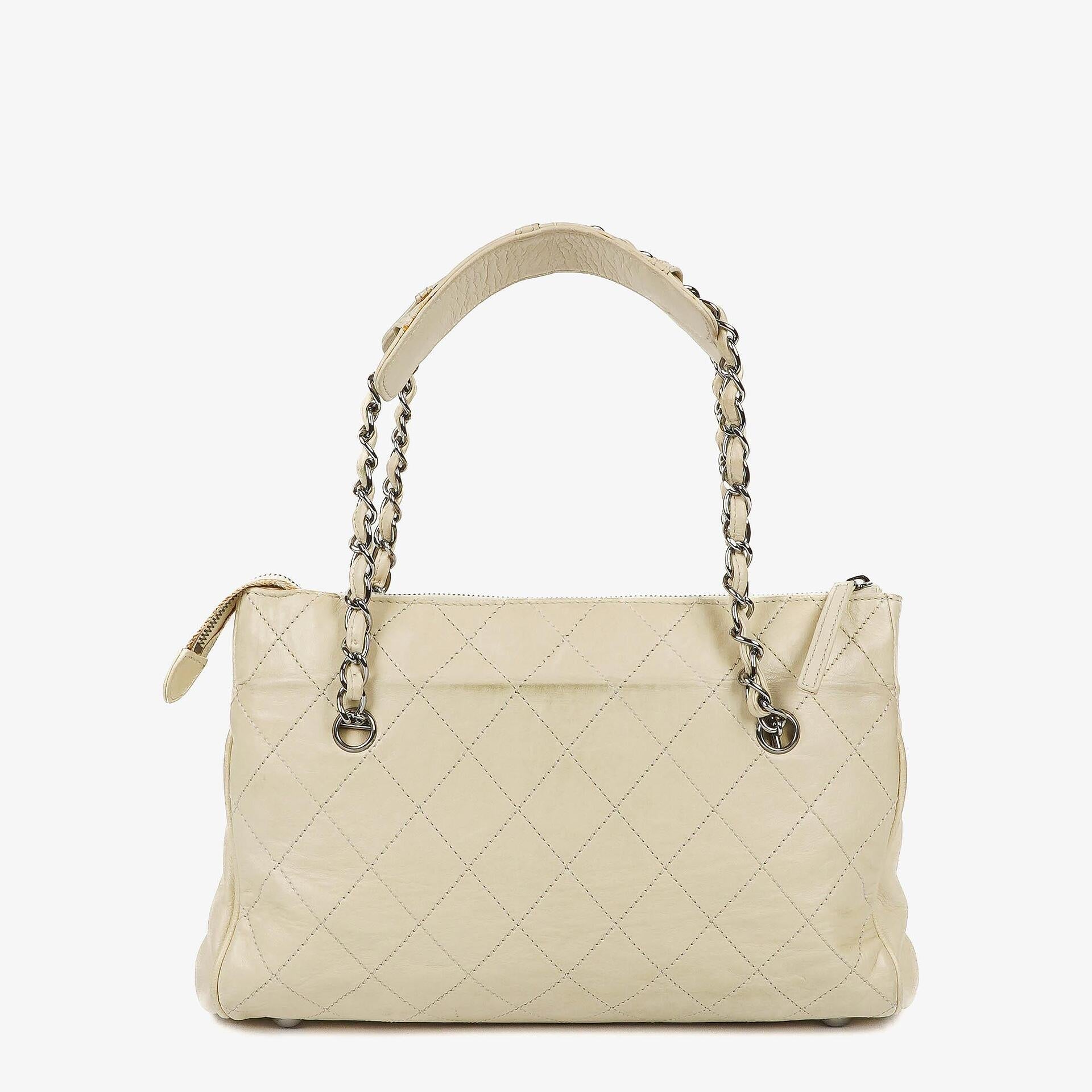 Chanel Schultertasche aus Leder mit Klappe