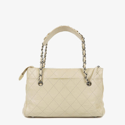 Chanel Schultertasche aus Leder mit Klappe