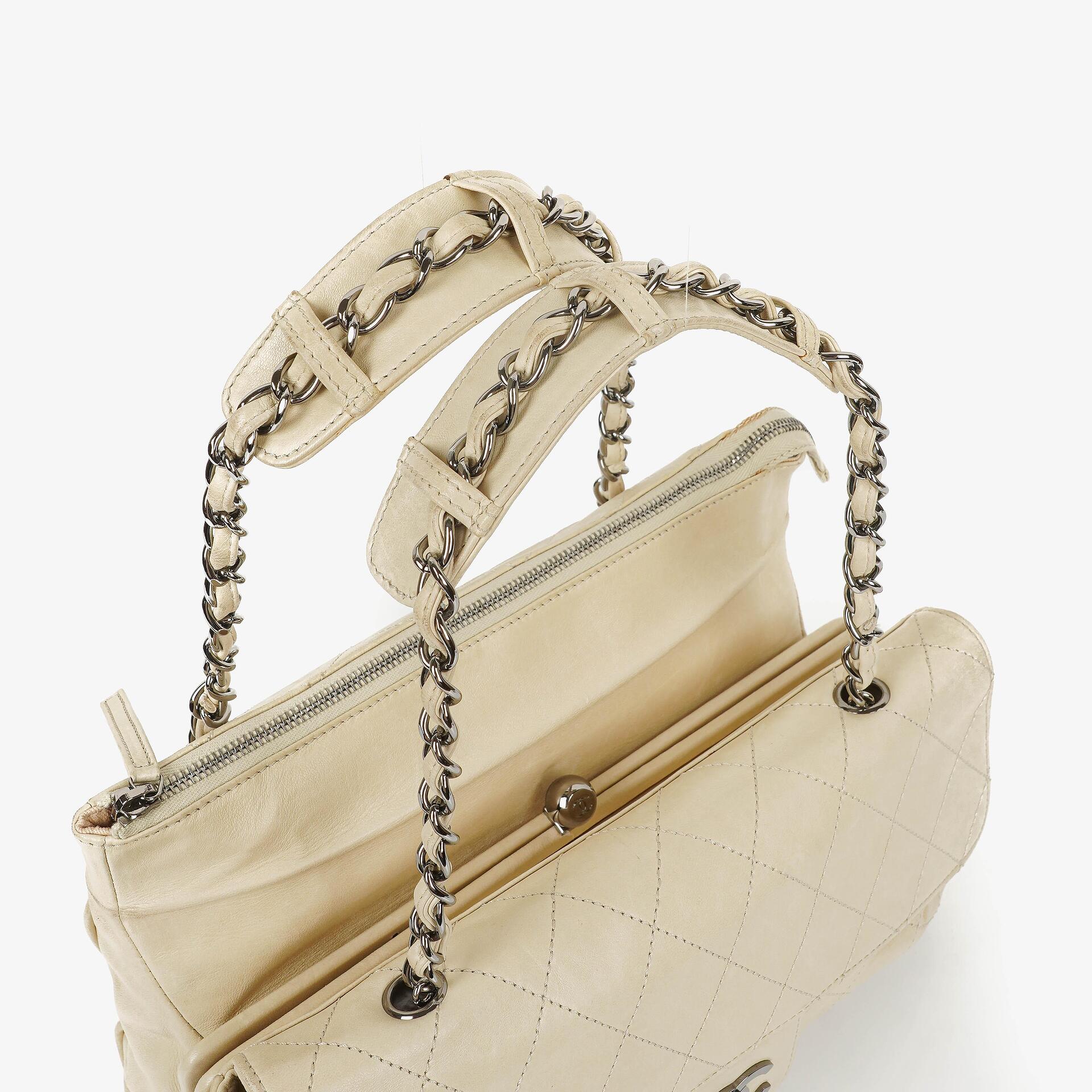 Chanel Schultertasche aus Leder mit Klappe
